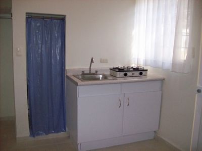 CUARTO EN PLANTA BAJA SEMIAMUEBLADO