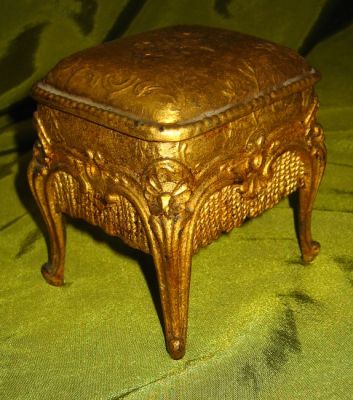 Cajita de Hierro en Forma de Silla