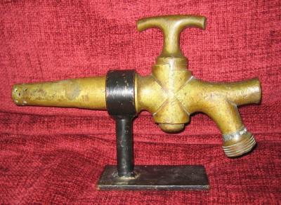 Grifo de Bronce con Base de Metal