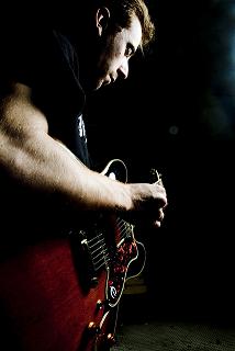Profesor de guitarra da clases en Sevilla