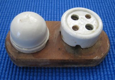 Enchufe de Porcelana y Caja Fusible de Porcelana Montados en Madera