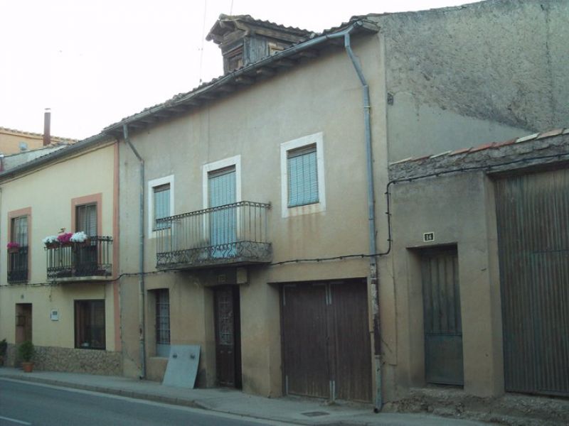 Casa adosada a reformar en Zazuar (Burgos)