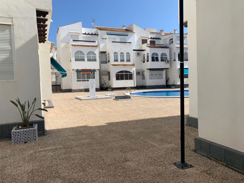 Apartamento en la Urbanizacin El Paraso con Piscina Comunitaria, Torrevieja