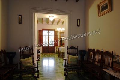 Casa de pueblo con patio y parte posterior en venta