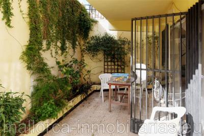 Piso con patio privado cerca de la playa en venta
