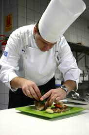 Actualmente buscamos camareros, cocineros, ayudantes y pinches 