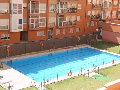 PRECIOSO PISO TRES DORMITORIOS CON PISCINA Y GARAJE. BARRIO LOS ROSALES.