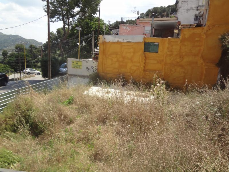 En la tranquila zona de Nou Barris, se encuentra esta parcela rectangular