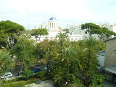 Se alquila magn�fico  piso en C�diz