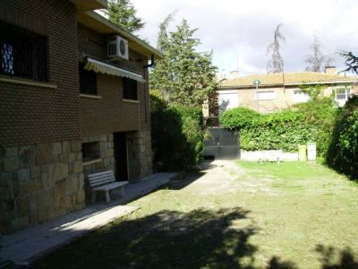 Pozuelo.280m.2 salas,5 despachos.130m.almacen,estudio.400m.parkins,varios