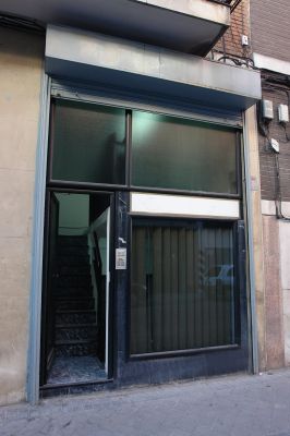 Local con oficinas, nave y entrada para vehiculos