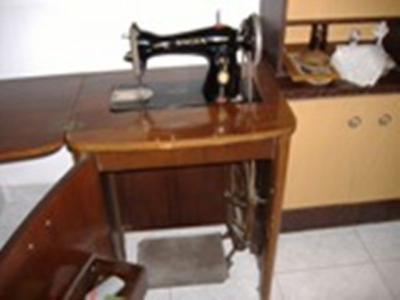 Alicante. Se  vende  mquina antigua  de coser  Singer.