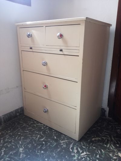 Aparador con ,esa extrable de estudio