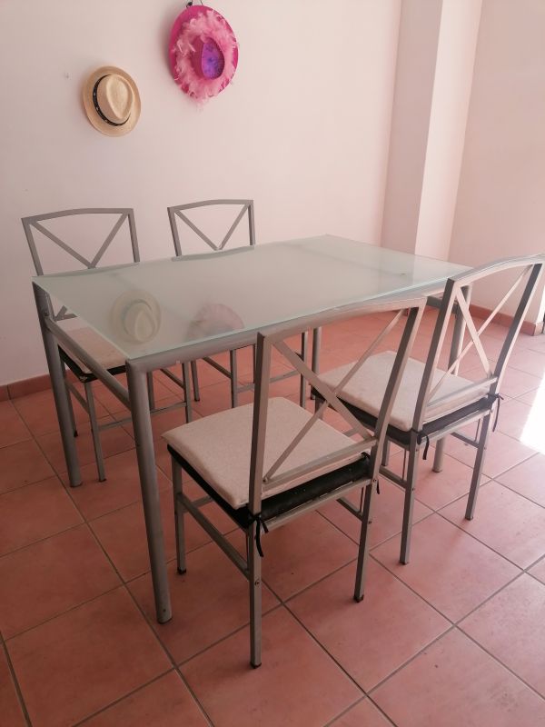 Mesa y cuatro sillas