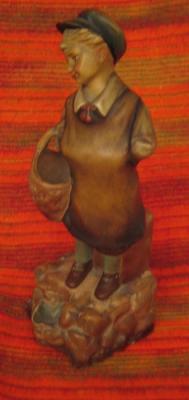 Estatua de Chico con Cesta