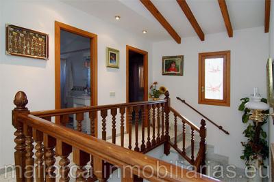 Chalet con piscina y jardn en venta