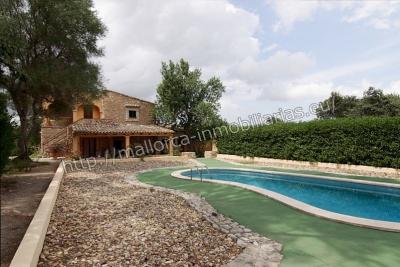 Finca rstica con casa, piscina, agua y luz en venta