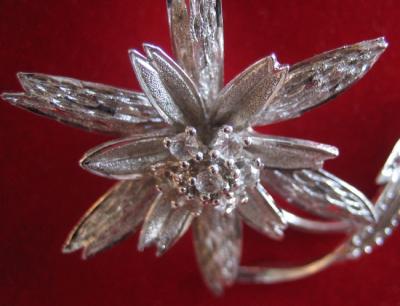 Broche de Plata Rodiado Con Diamantes de Imitacin