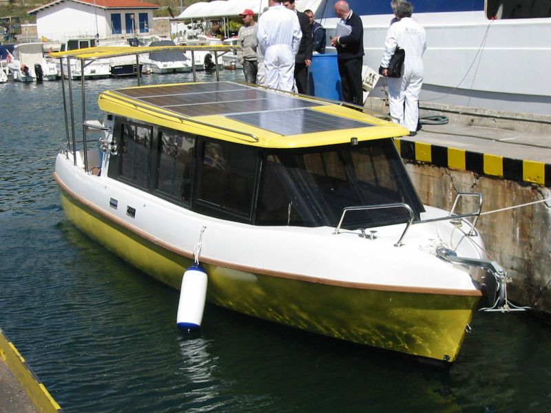 Tres barcos fluviales el�ctricos