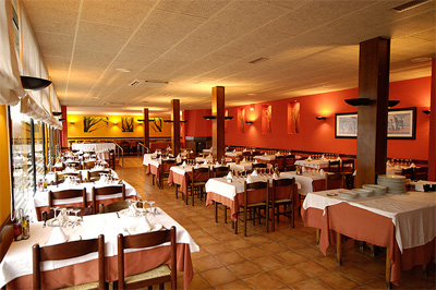 VENTA RESTAURANTE con pisos y tienda  CERCA  FIGUERES