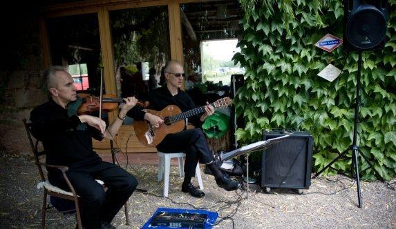 VIOL�N, d�o con GUITARRA, tr�os musicales, bodas, eventos, toda Catalu�a    
