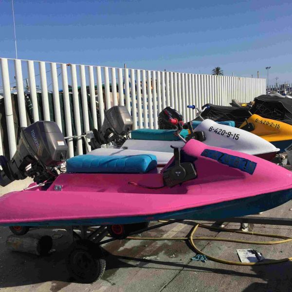 Tres motos de agua y pequeo barco de vela
