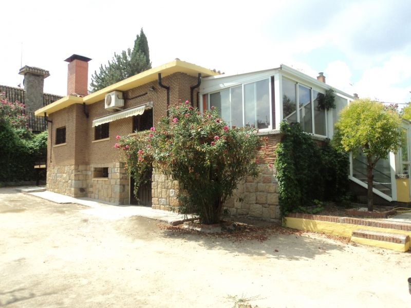 Pozuelo.Alquiler de chalet INDEPENDIENTE.280m.A 200m. de ESTACION.2 Salas.4 hab.130m.garaje.jardin.