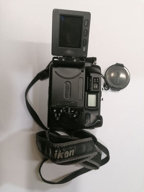 Nikon Coolpix 5000 - Cmara digital de 5 MP con zoom ptico 3x + 2 Bateras + 2 Targetas de memoria 