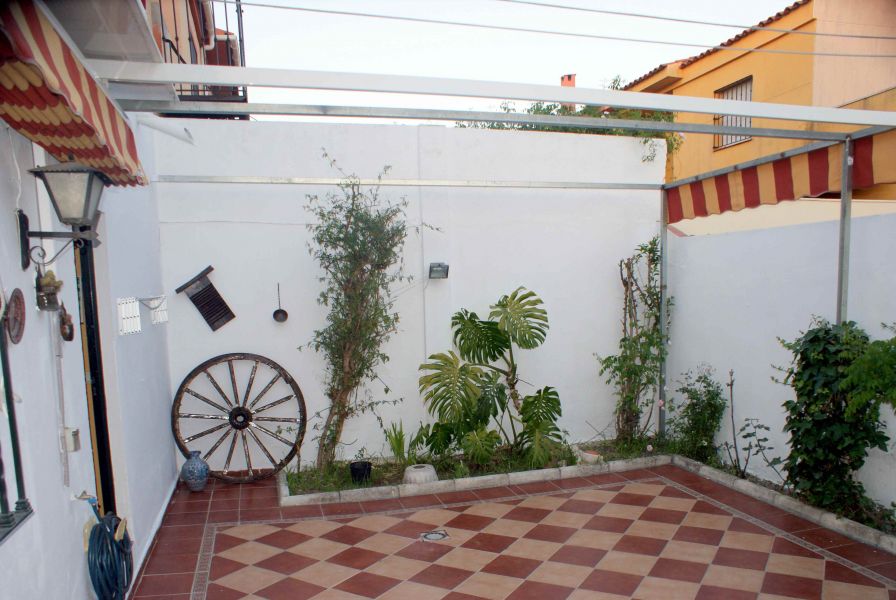 Particular vende en Bormujos casa pareada en entorno tranquilo y verde, con piscina comunitaria.