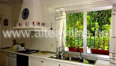 Villa econmica con piscina en Marbella en la Costa del Sol muy central con casita de huspedes